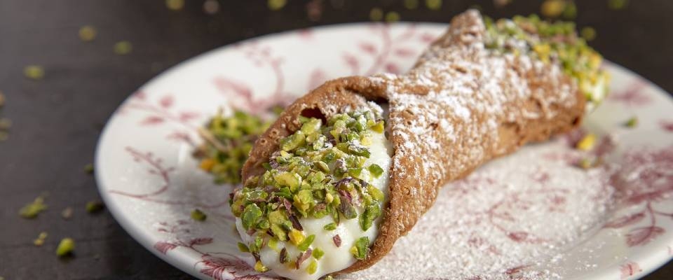 cannolo-making-taormina